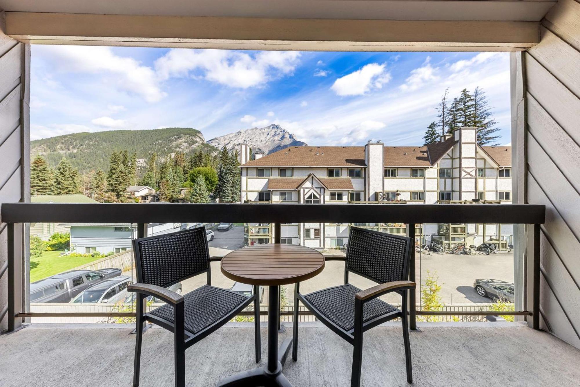 Best Western Plus Banff International Lodge Exterior photo