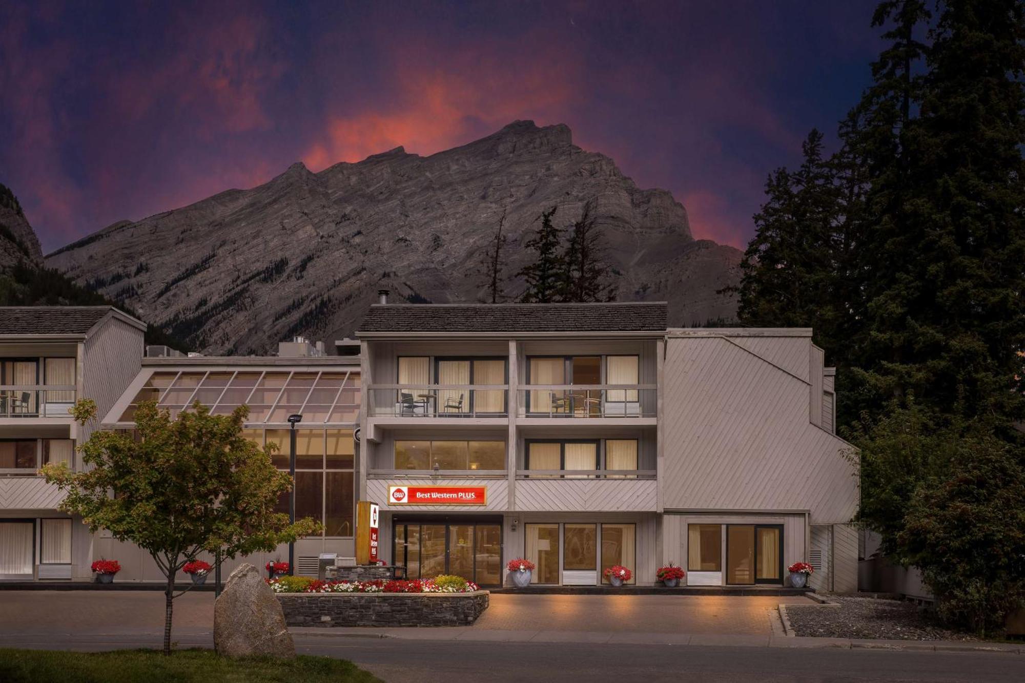 Best Western Plus Banff International Lodge Exterior photo