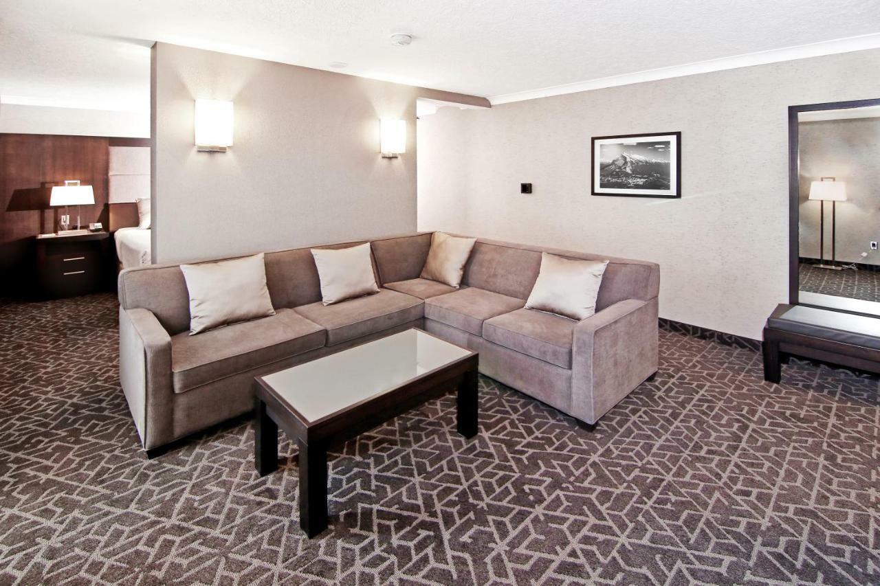 Best Western Plus Banff International Lodge Exterior photo