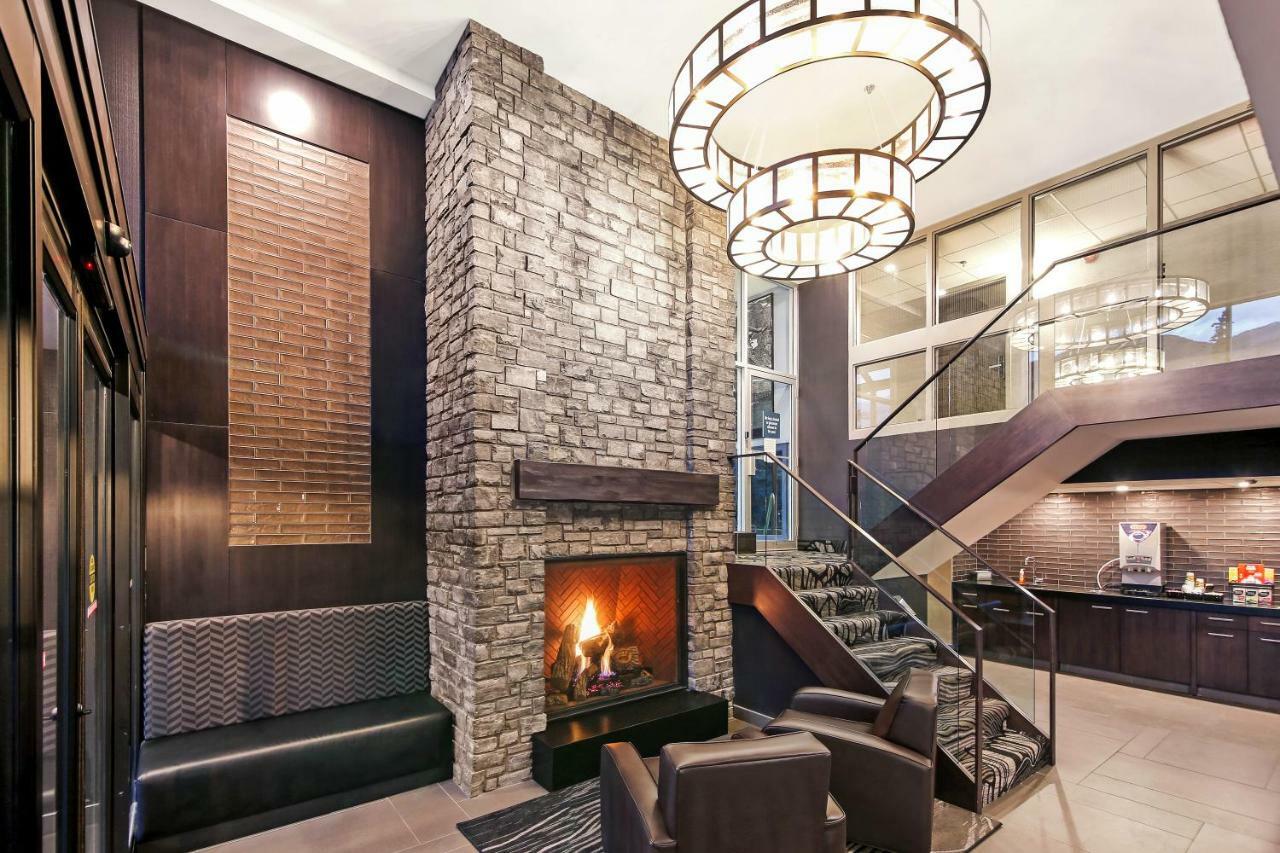Best Western Plus Banff International Lodge Exterior photo